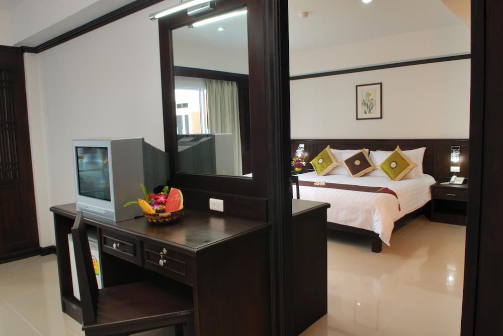 First Residence Hotel 25/48