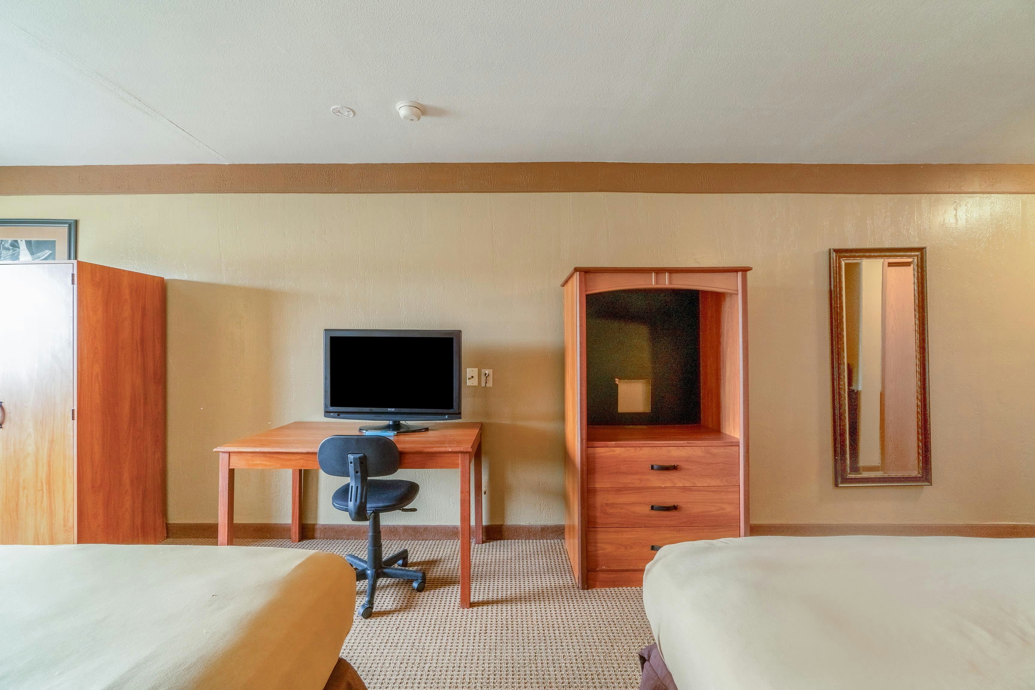 Days Inn & Suites by Wyndham Beeville 32/42
