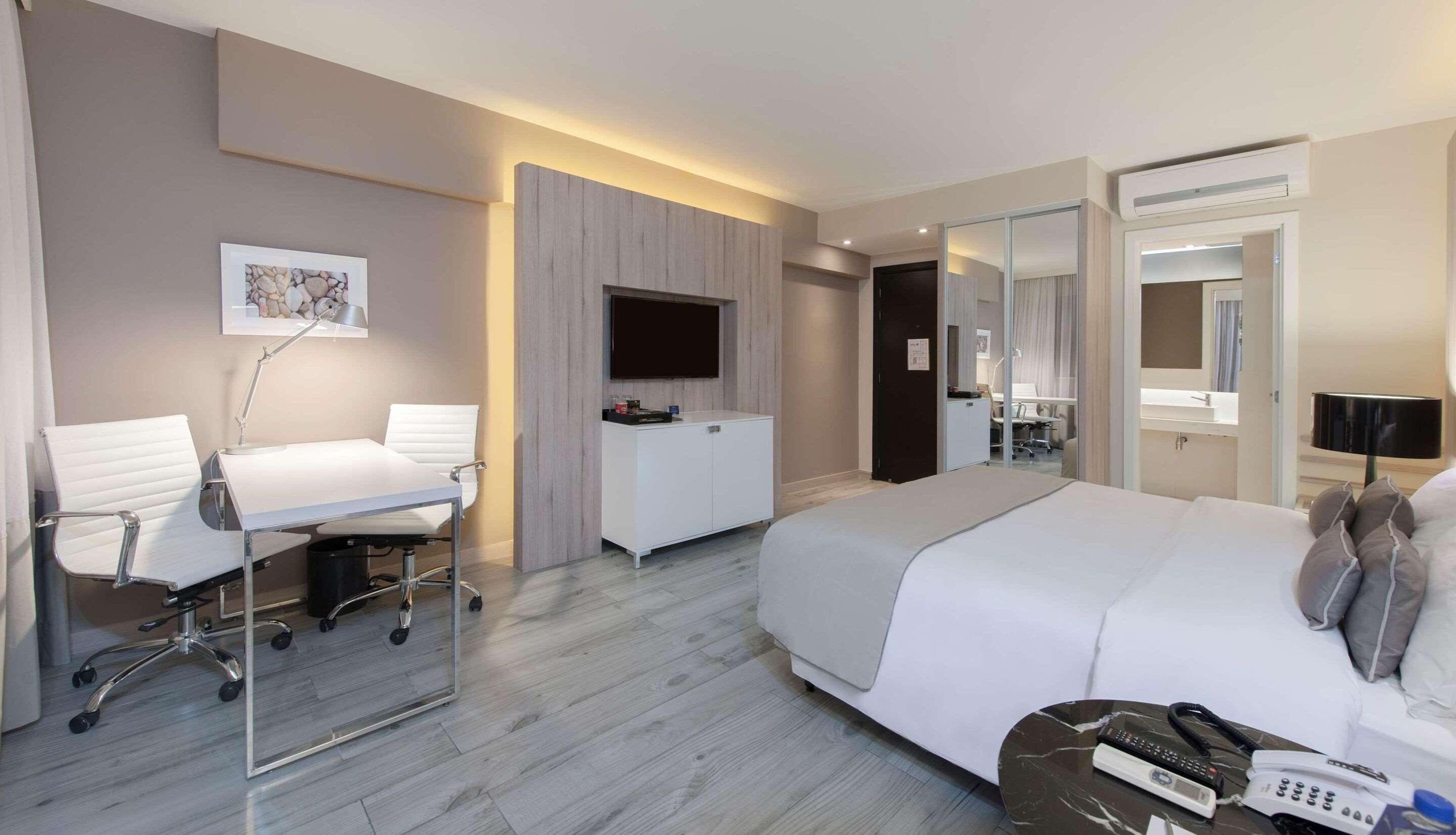 ROOM, QUEEN BED