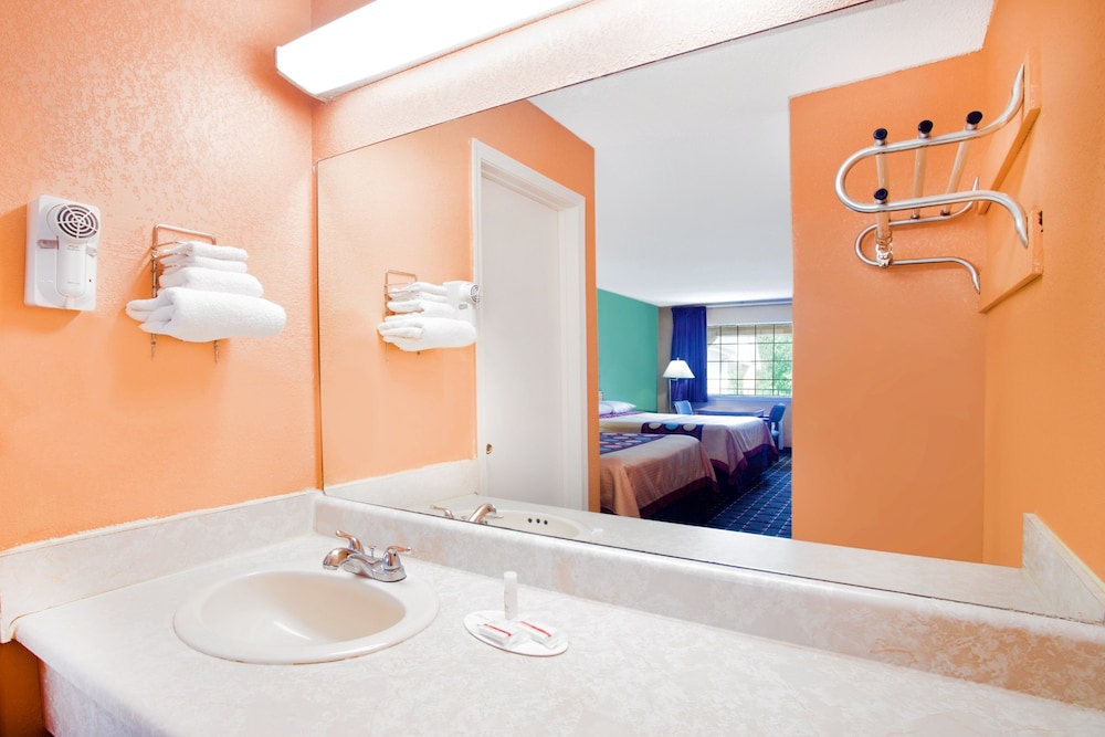 Americas Best Value Inn Darien 22/38