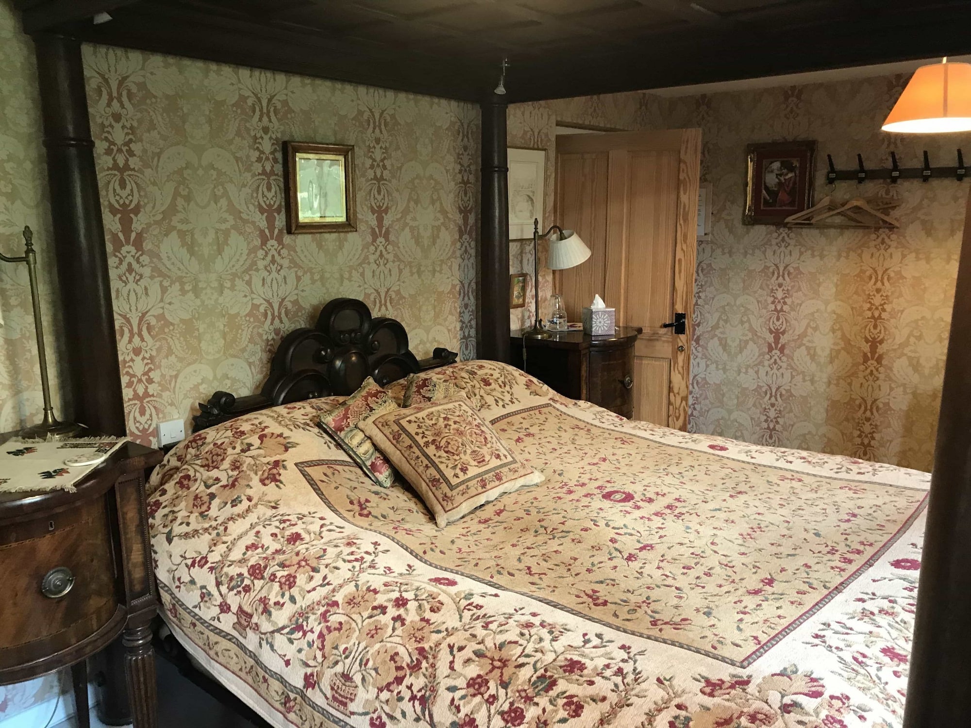 Four Poster, Comfort, Queen Bed، Chalk And Cheese 2/4