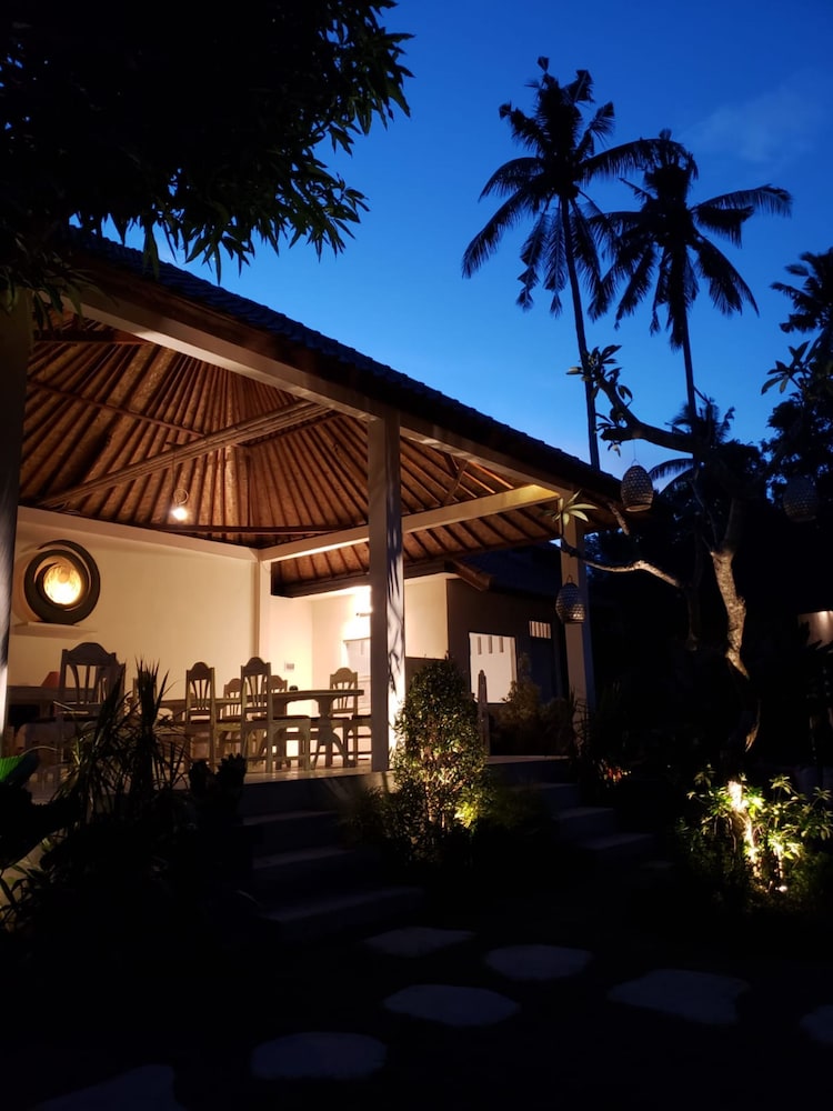 Utama Villas Beach Front Candidasa 2/38