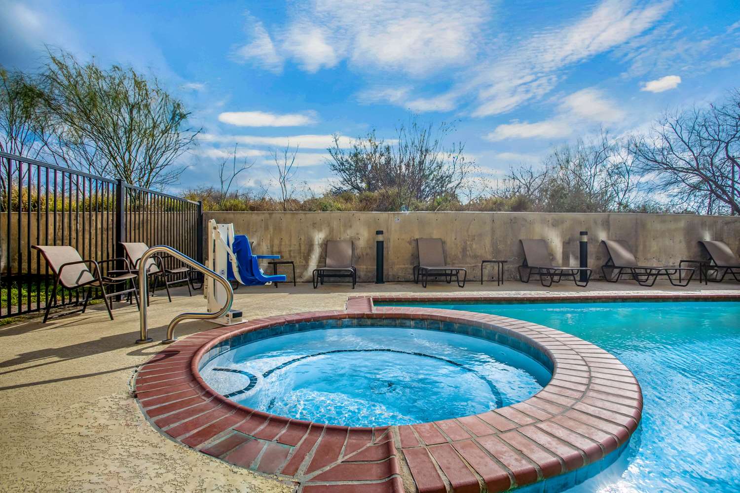 La Quinta Inn and Suites by Wyndham Karnes City - Kenedy 56/58