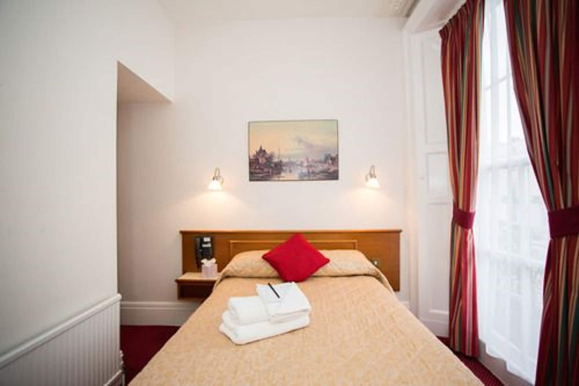 ROOM, DOUBLE BED