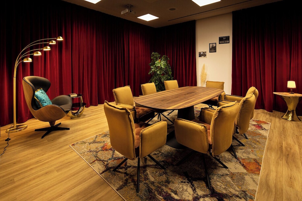 LOGINN Hotel Berlin Airport 50/59