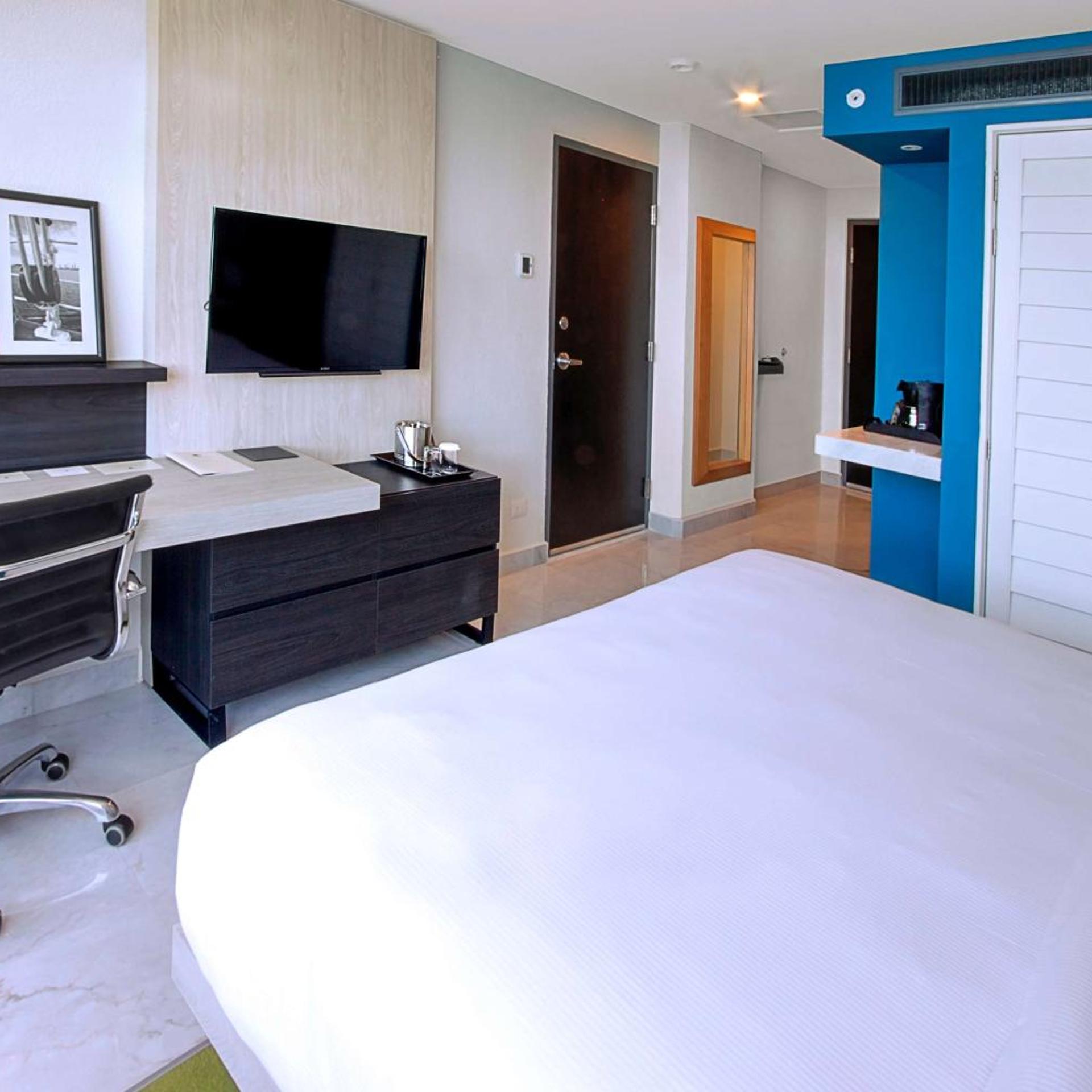 ROOM, QUEEN BED, ACCESSIBLE