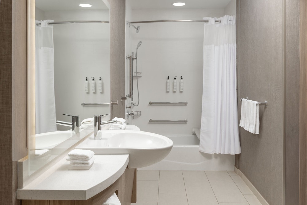 SpringHill Suites by Marriott Pleasanton 32/35