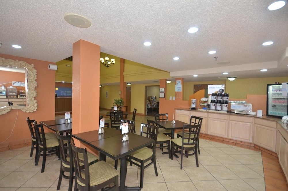 Ramada by Wyndham Santa Fe 27/36