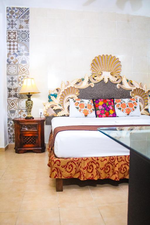 Colonial, Double Bed, Pool View
