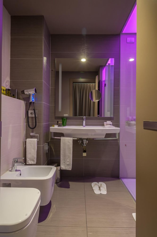 8piuhotel 48/50
