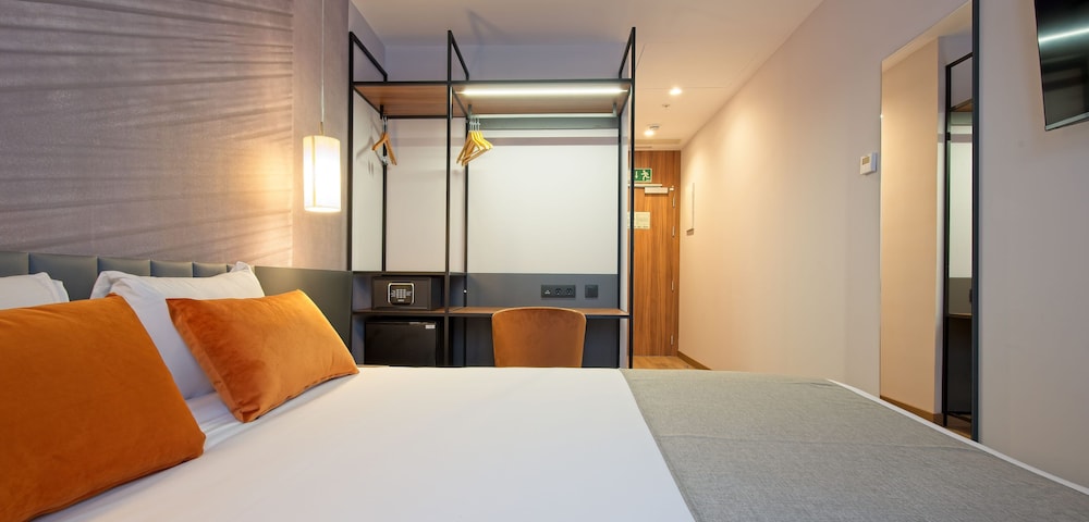 ROOM, DOUBLE BED