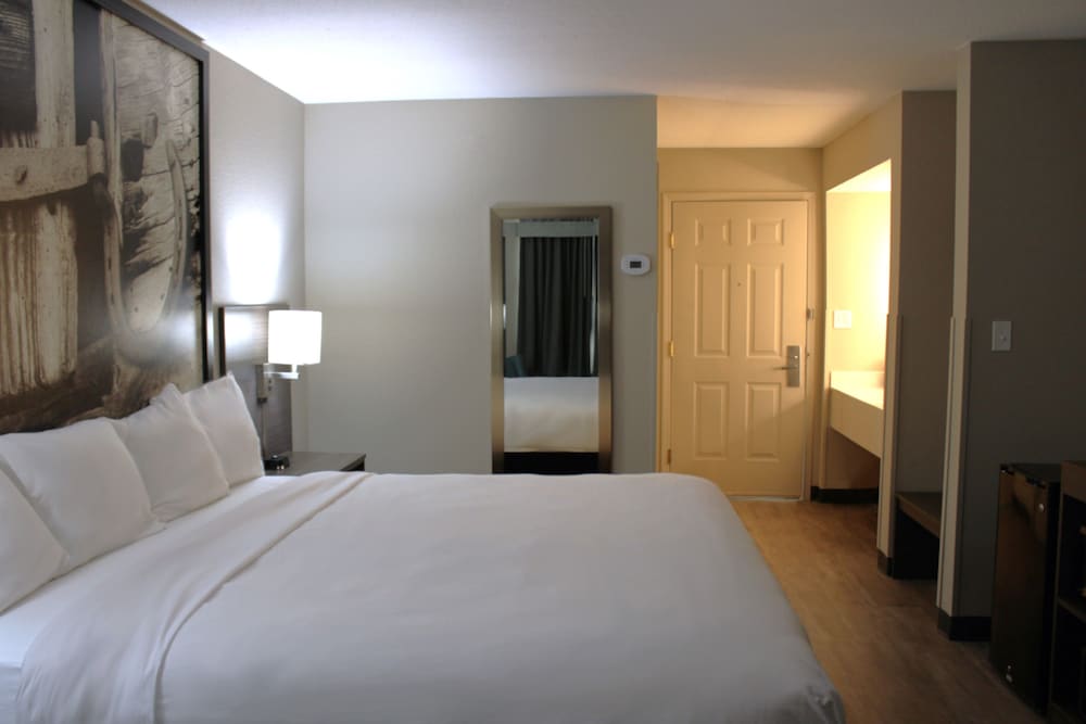Super 8 by Wyndham Lamar 9/46