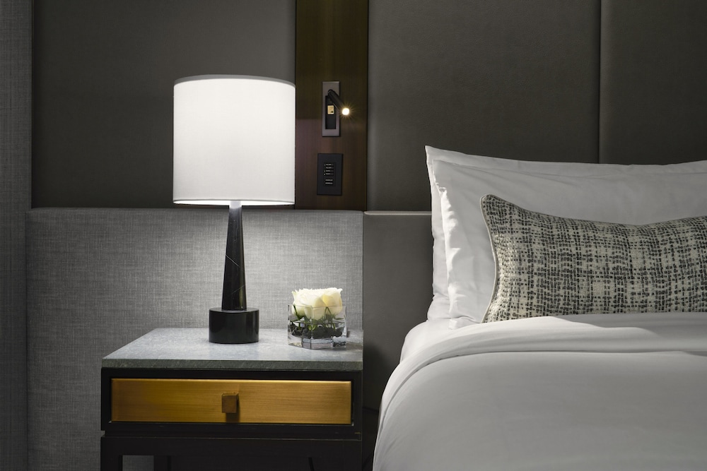 The Hazelton Hotel Toronto 24/76