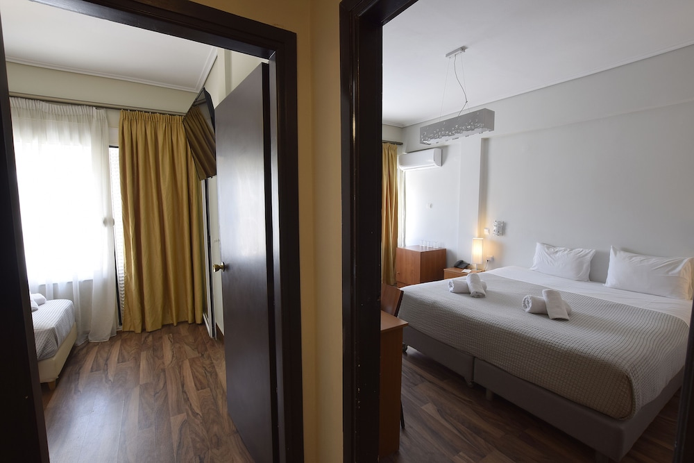 JOHN'S HOTEL 15/50