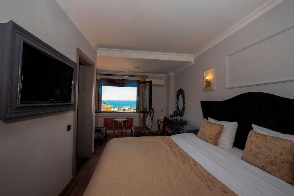 DELUXE, DOUBLE OR TWIN BED