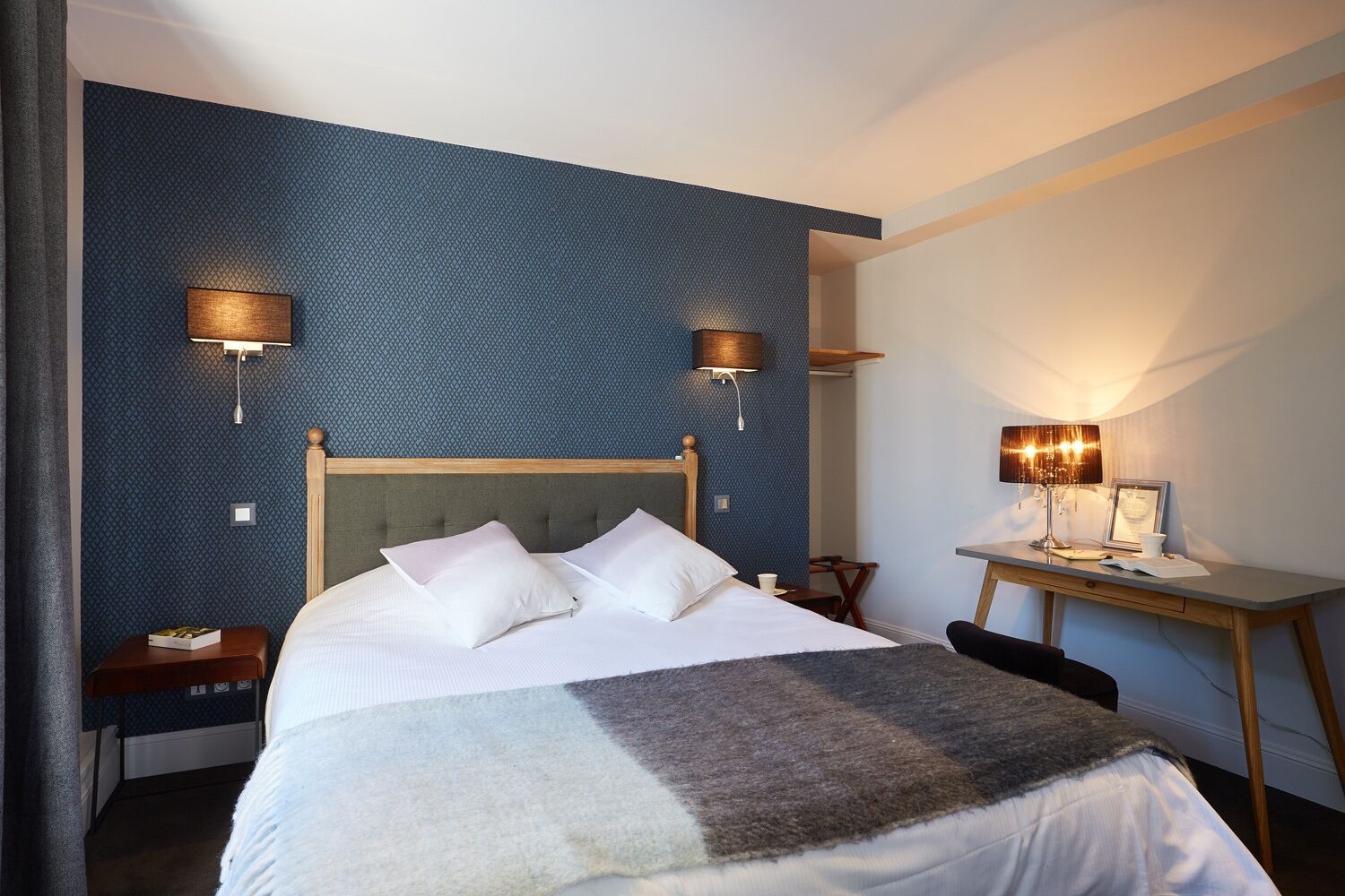غرفة كومفورت بسرير كوين بشرفة، Hotel the Originals Saint Valery Sur Somme La Colonne de Bronze Ex In 3/10