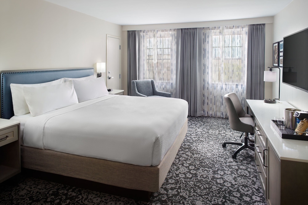 ROOM, QUEEN BED