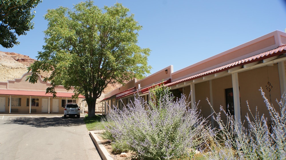 Adventure Inn & Motel 35/43