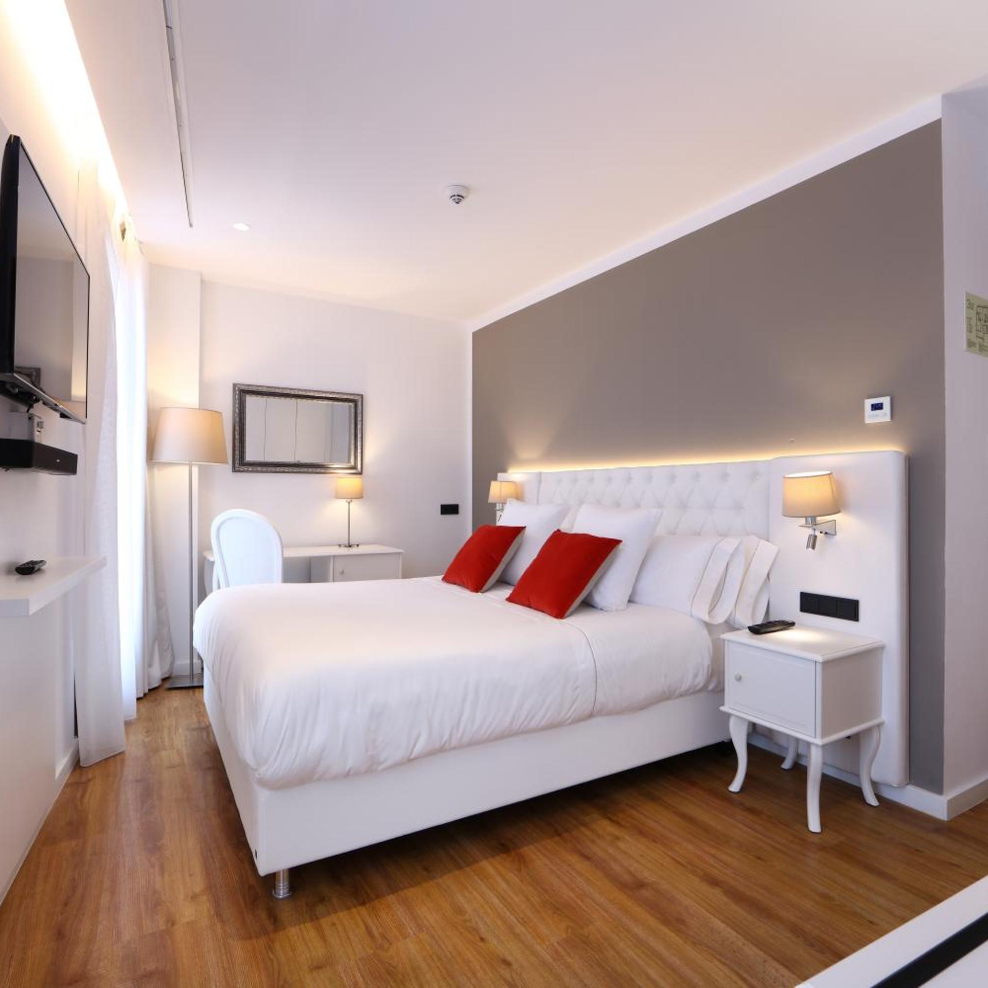 ROOM, DOUBLE BED