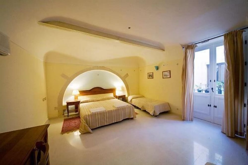 ROOM, QUADRUPLE