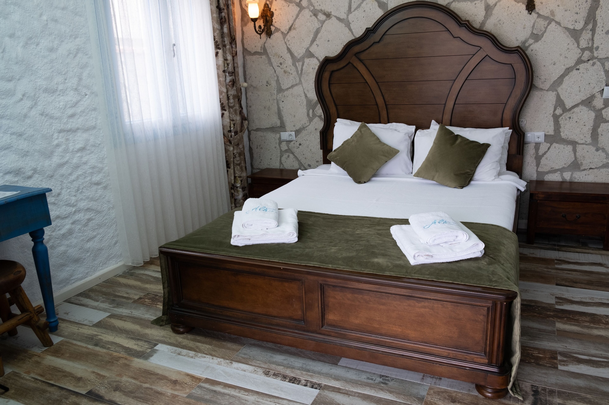 ELITE, DOUBLE BED, POOL VIEW