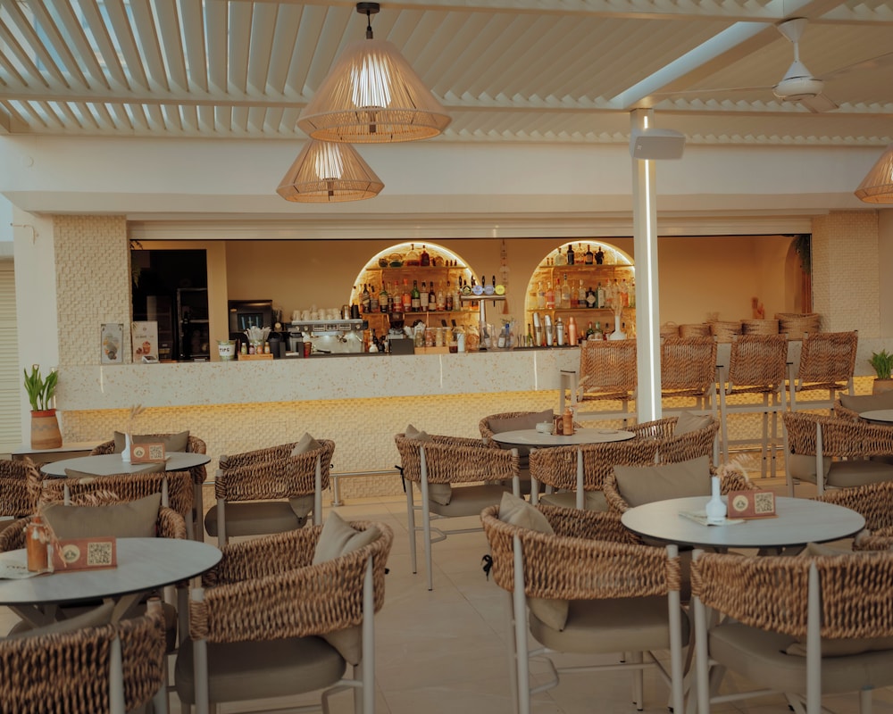 Queen's Bay Hotel 49/64