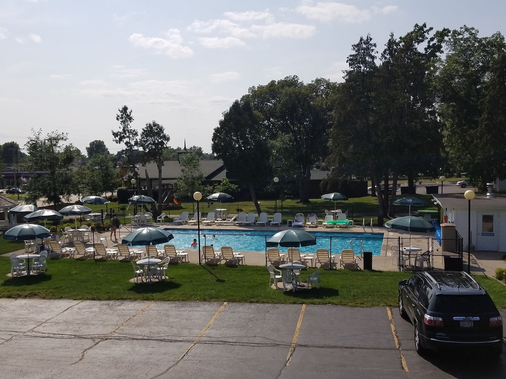 Amber s Inn & Suites 42/71