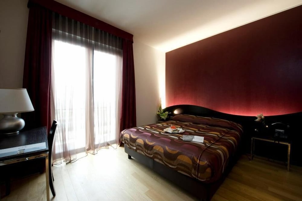ROOM, DOUBLE BED