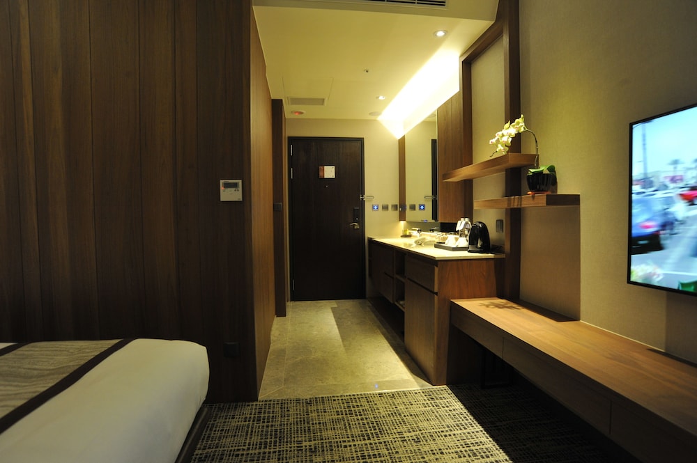 EXECUTIVE, KING BED