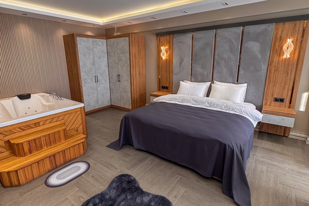 Wellness, Suite, King Bed, Sofa, Jetted Tub