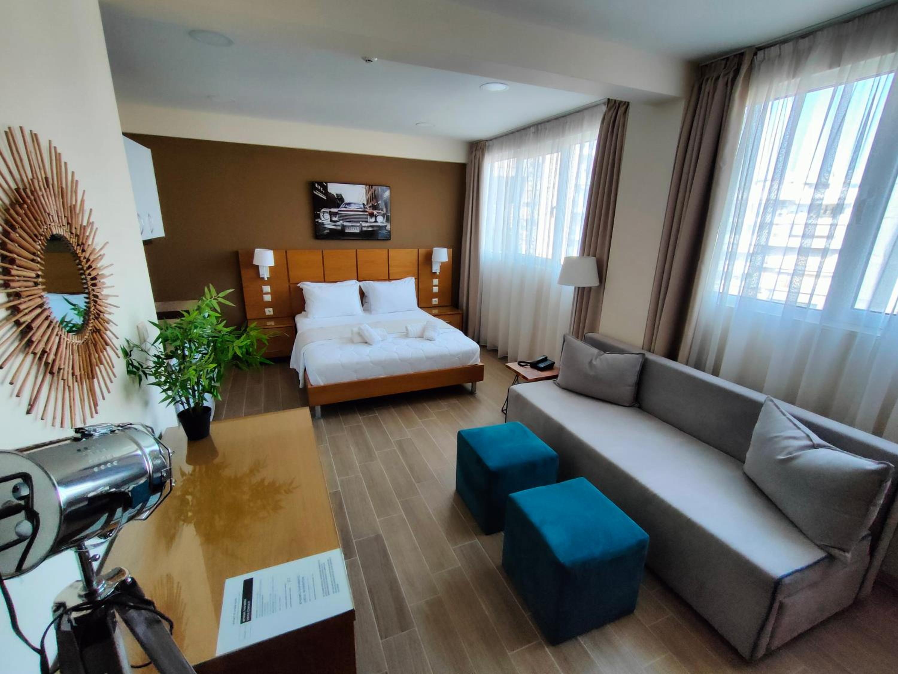 La Place De La Gare Suite 8/19
