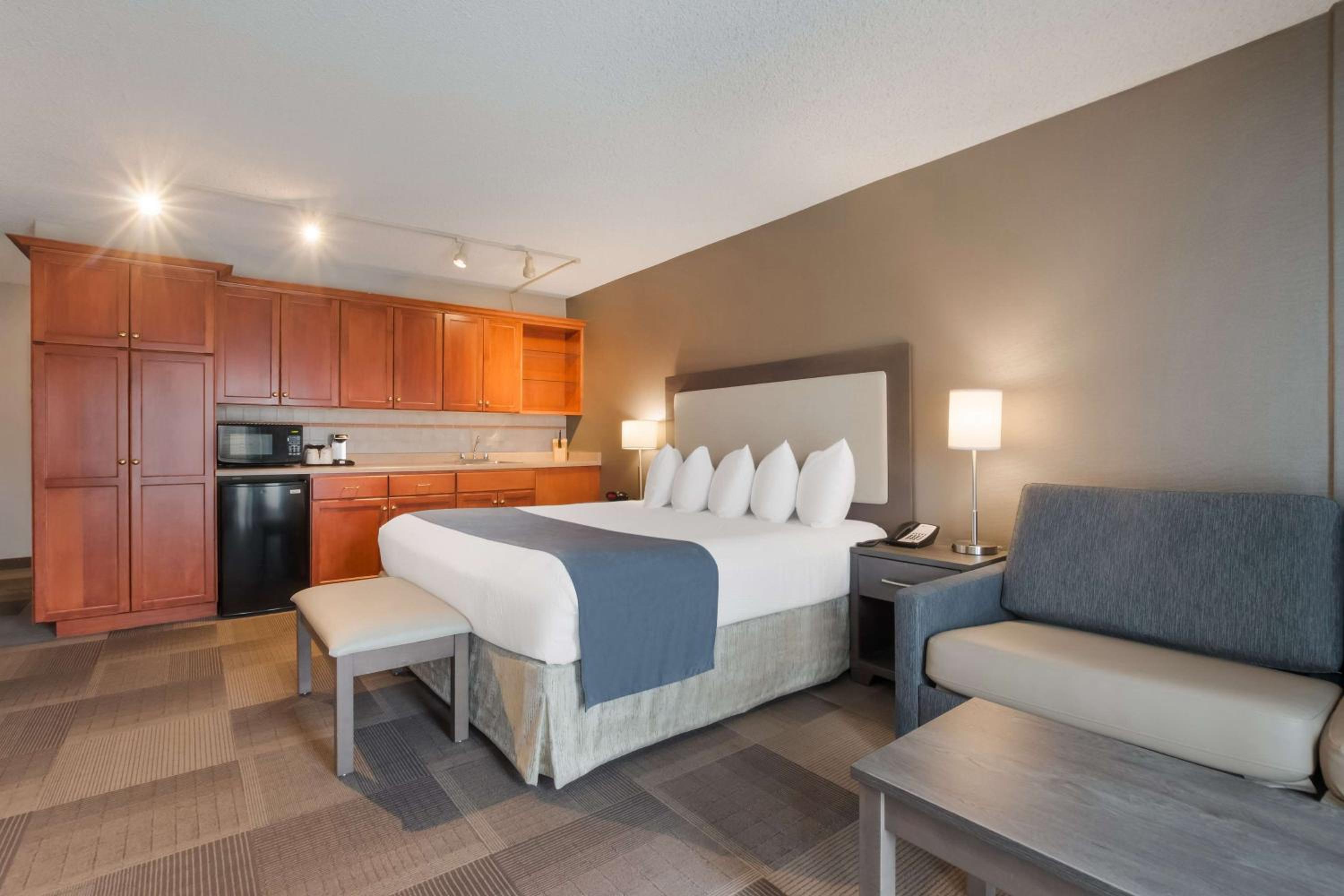 غرفة بسرير كينج مع أريكة، Best Western St Catharines Hotel Conference Centre 3/7