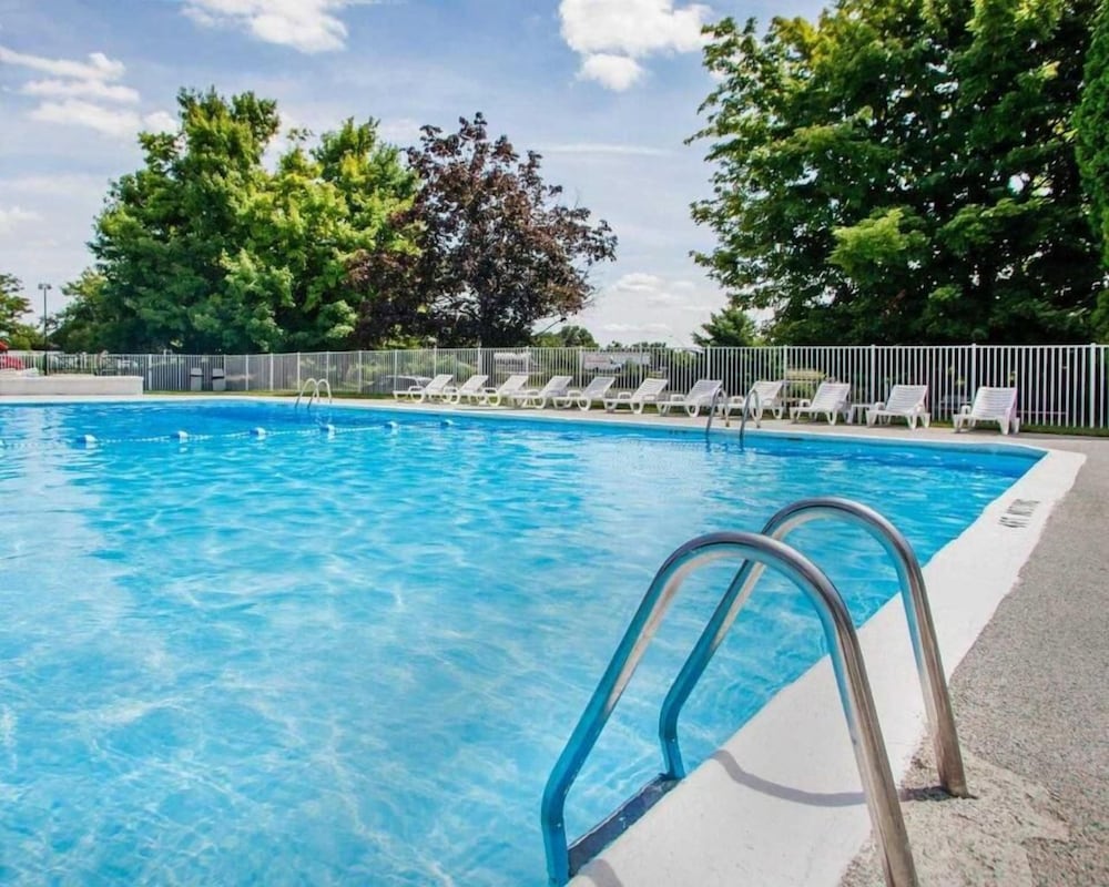 Parkview Inn and Conference Center (ex Econo Lodge) 6/50