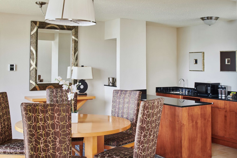 DoubleTree by Hilton Hotel Berkeley Marina 65/83