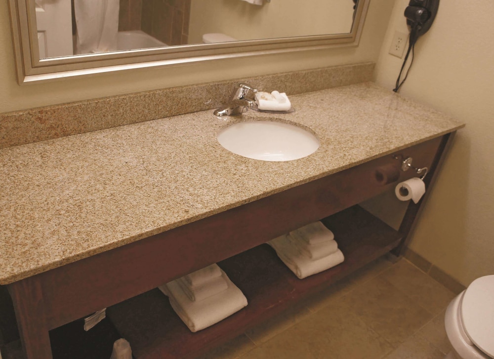 La Quinta Inn & Suites by Wyndham Dickinson 42/50