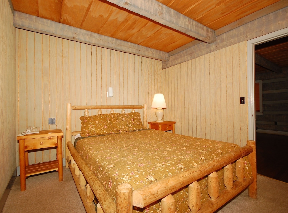 The Smokehouse Lodge and Cabins 25/75