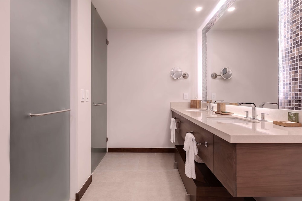 Botanika Osa Peninsula, Curio Collection by Hilton 16/73