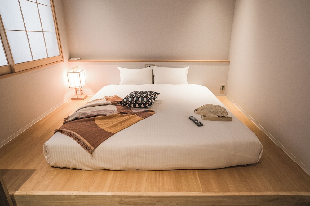 SIGNATURE, STUDIO, QUEEN BED