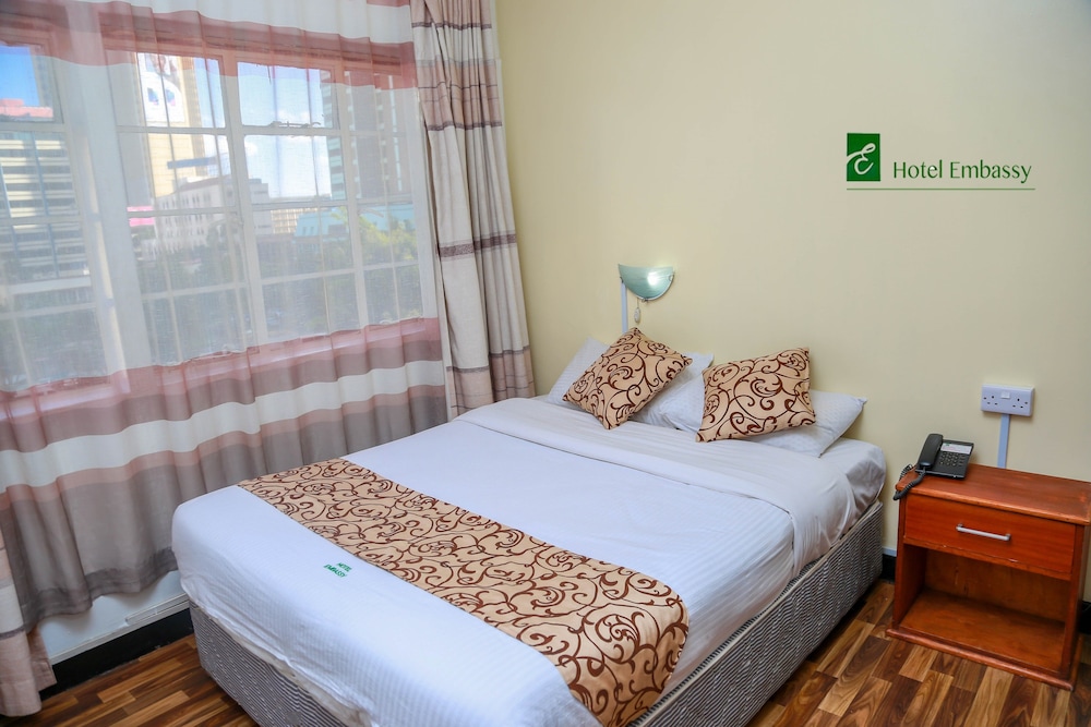 STANDARD, QUEEN BED, CITY VIEW