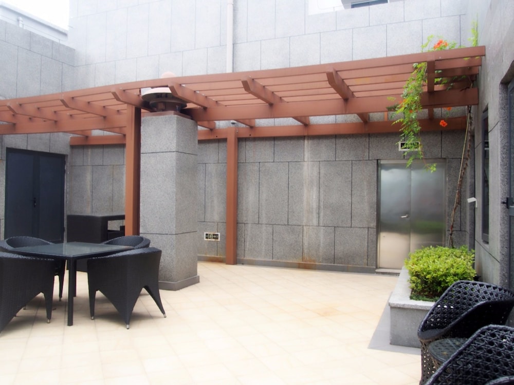 Wojo Hotel 9/50