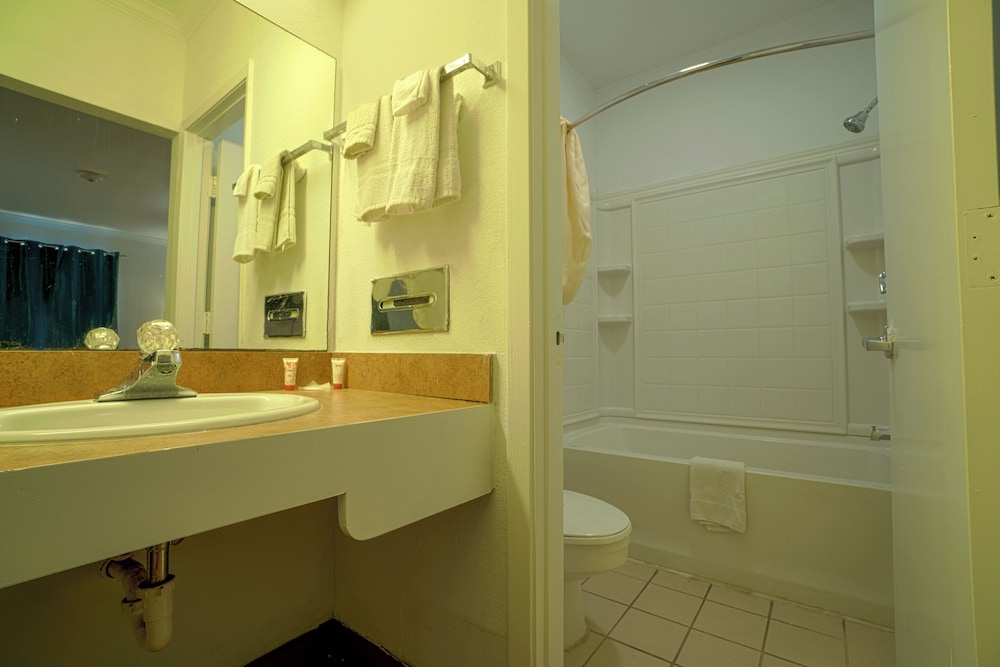 غرفة بسريرين كوين، OYO Hotel Kingsville - Hwy 77 7/7