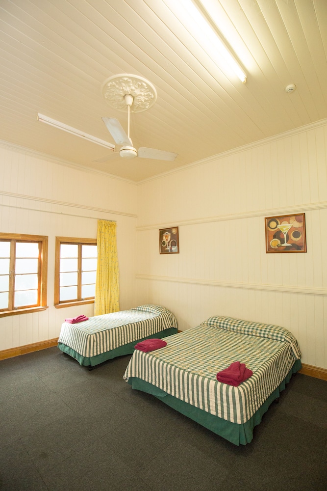 BRISBANE MANOR HOTEL 34/60