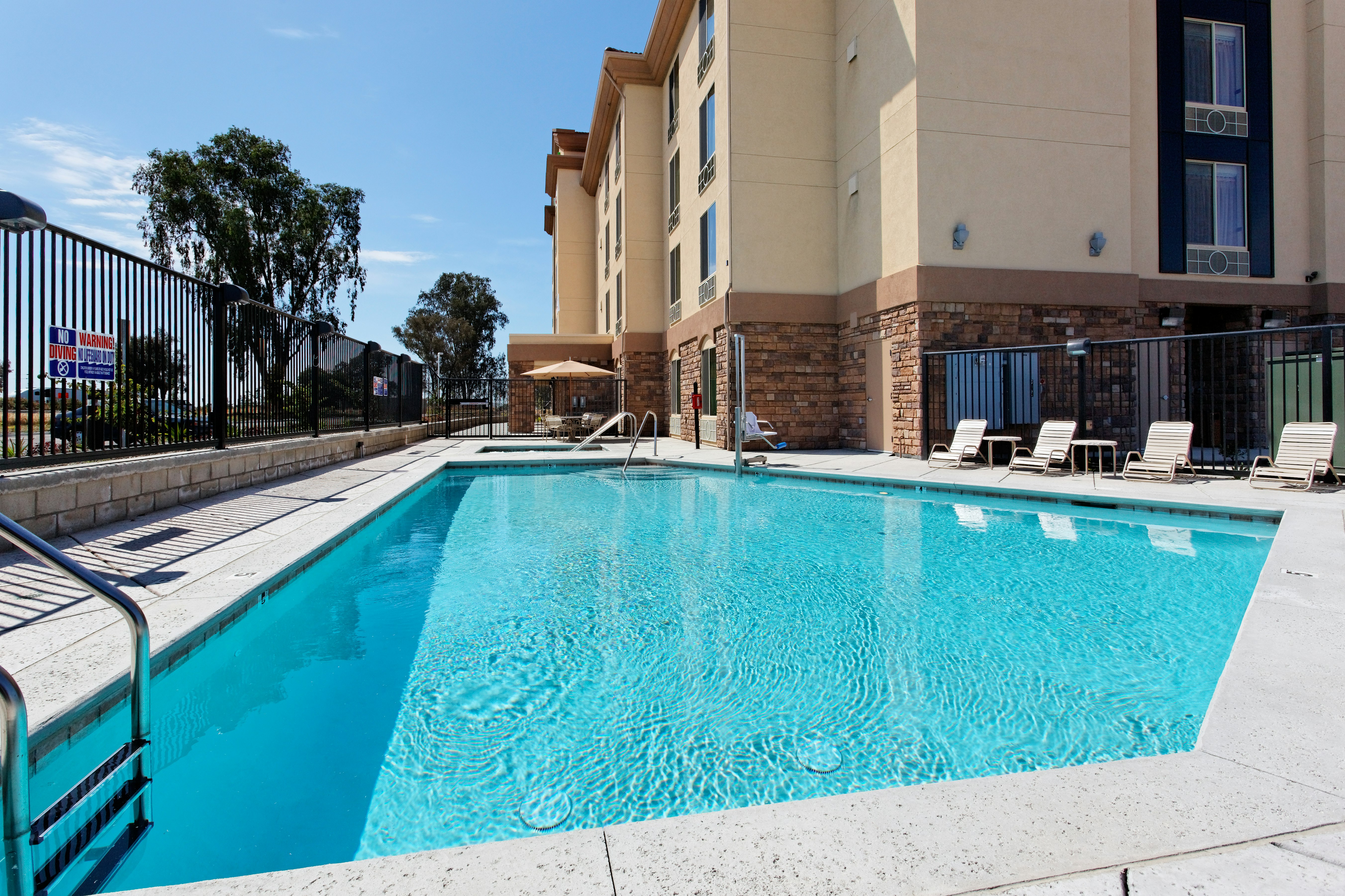 Holiday Inn Express Hotel and Suites Fresno Northwest-Herndon 26/42