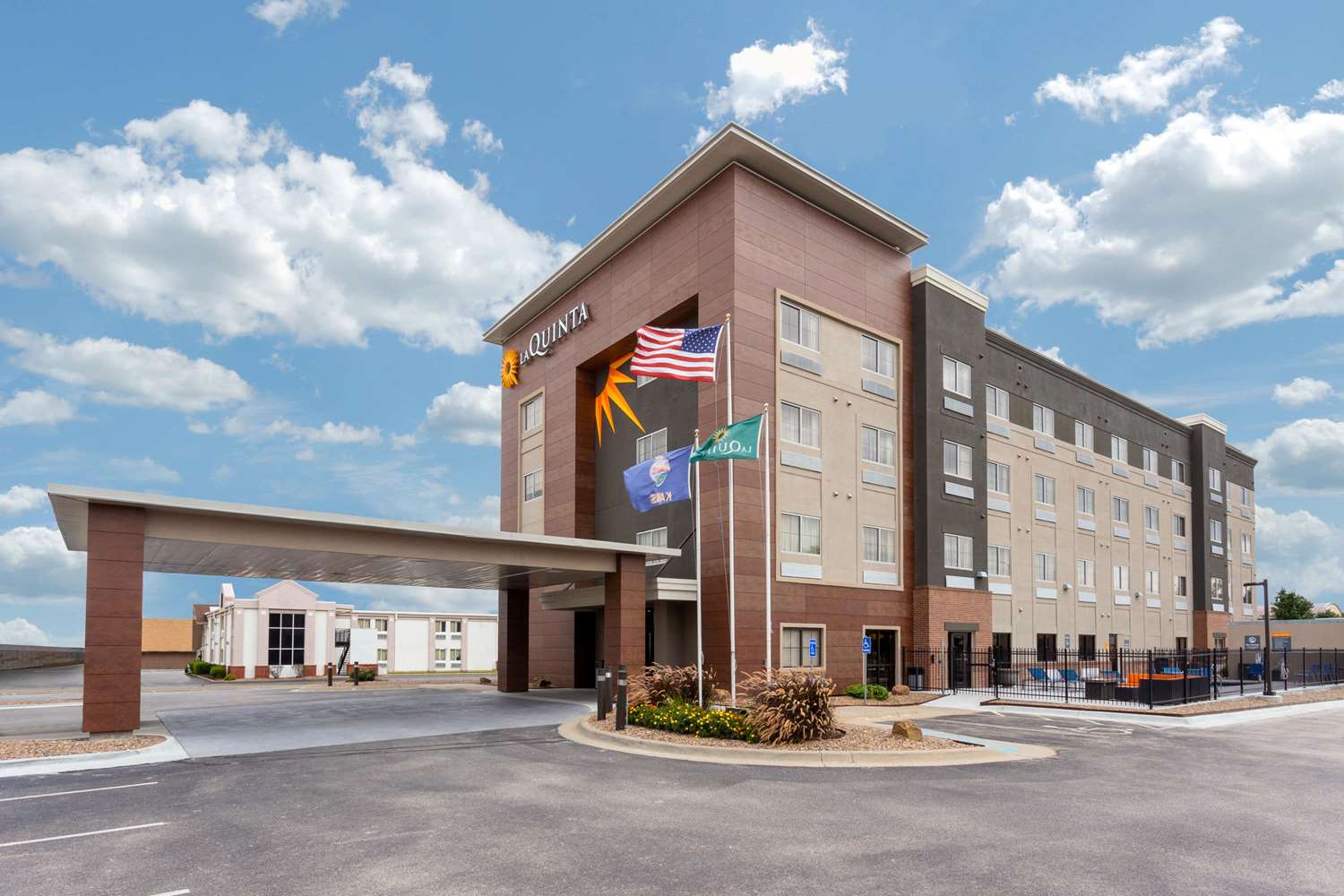 La Quinta Inn & Suites by Wyndham Wichita Airport 49/56