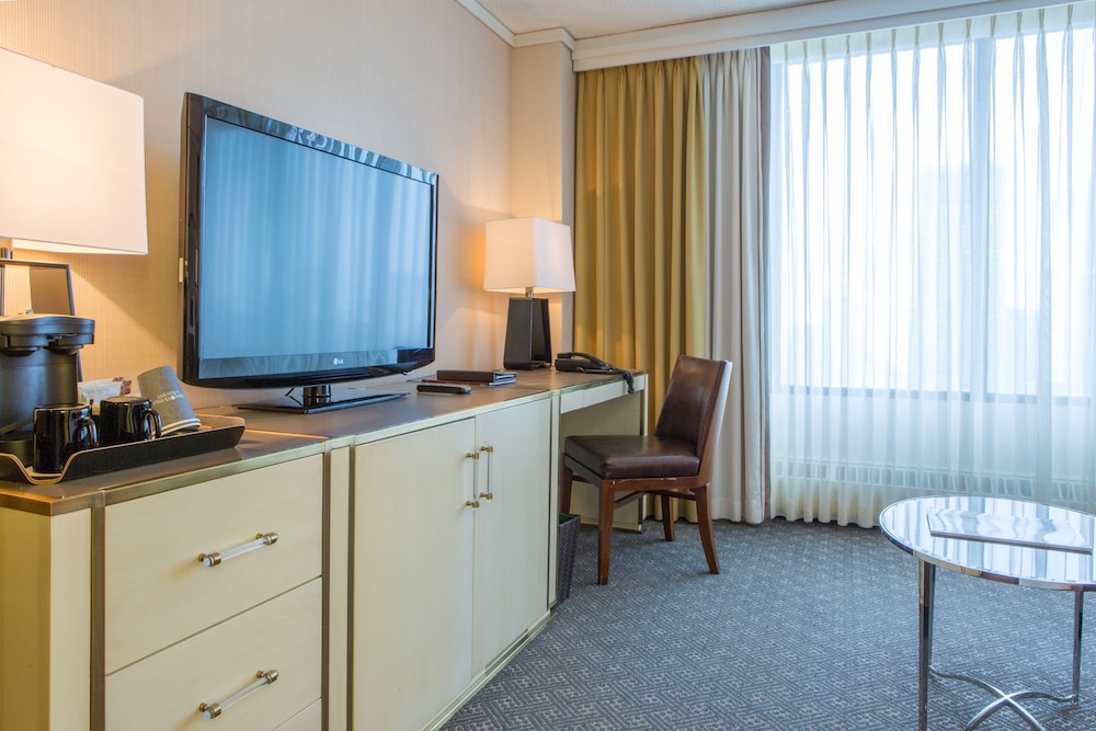 Omni Mont Royal Hotel 51/55