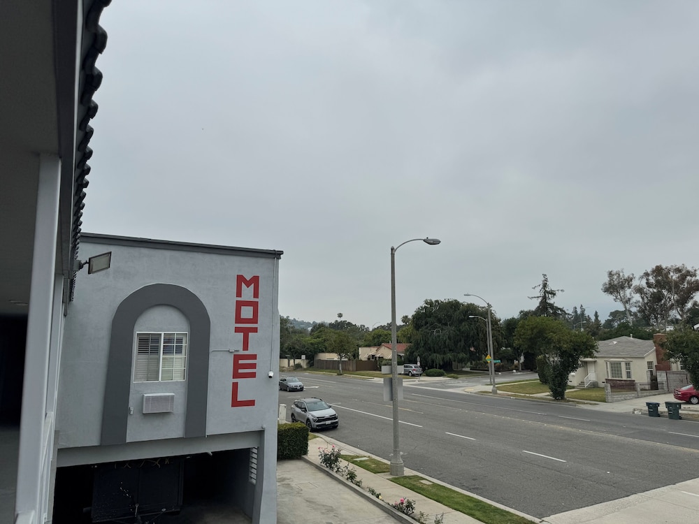 Lincoln Motel 53/58