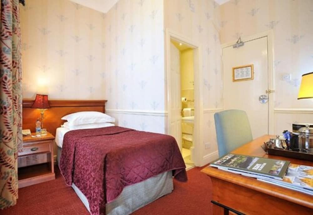 The Royal Hotel 29/68