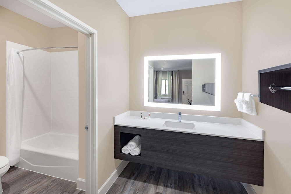 Super 8 by Wyndham Houston NW Beltway 8-West Rd 6/20