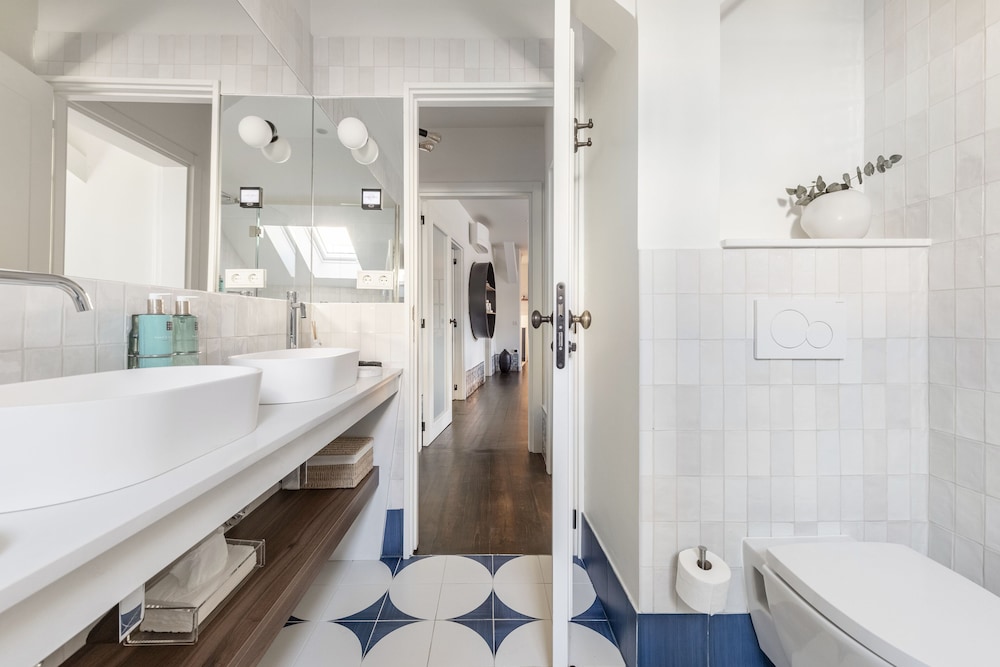 Lisbon Downtown Luxury Family Residence 20/25