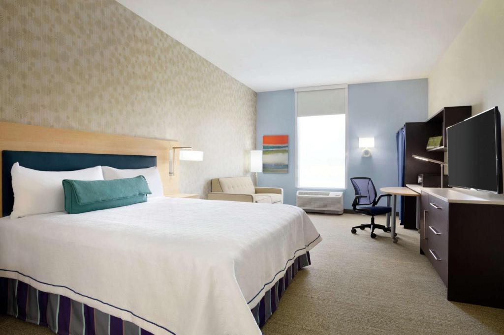 Suite, King Bed, Sofa, Accessible